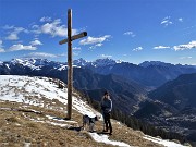 69 Il bel crocione di legno panoramico sull'alta Valle Brembana